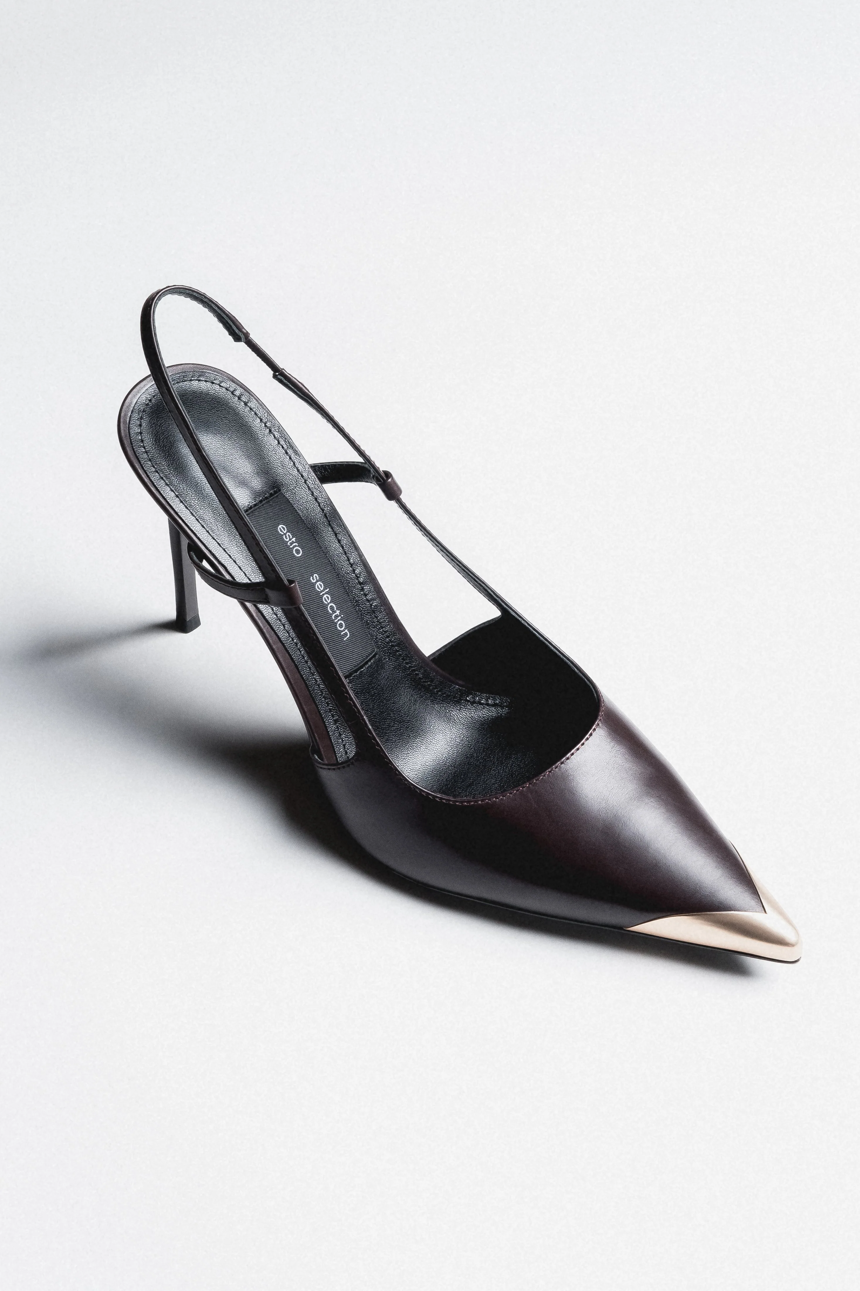Ciemnobrązowe skórzane czółenka typu slingback w szpic ze złotym noskiem Estro Selection ER00119237