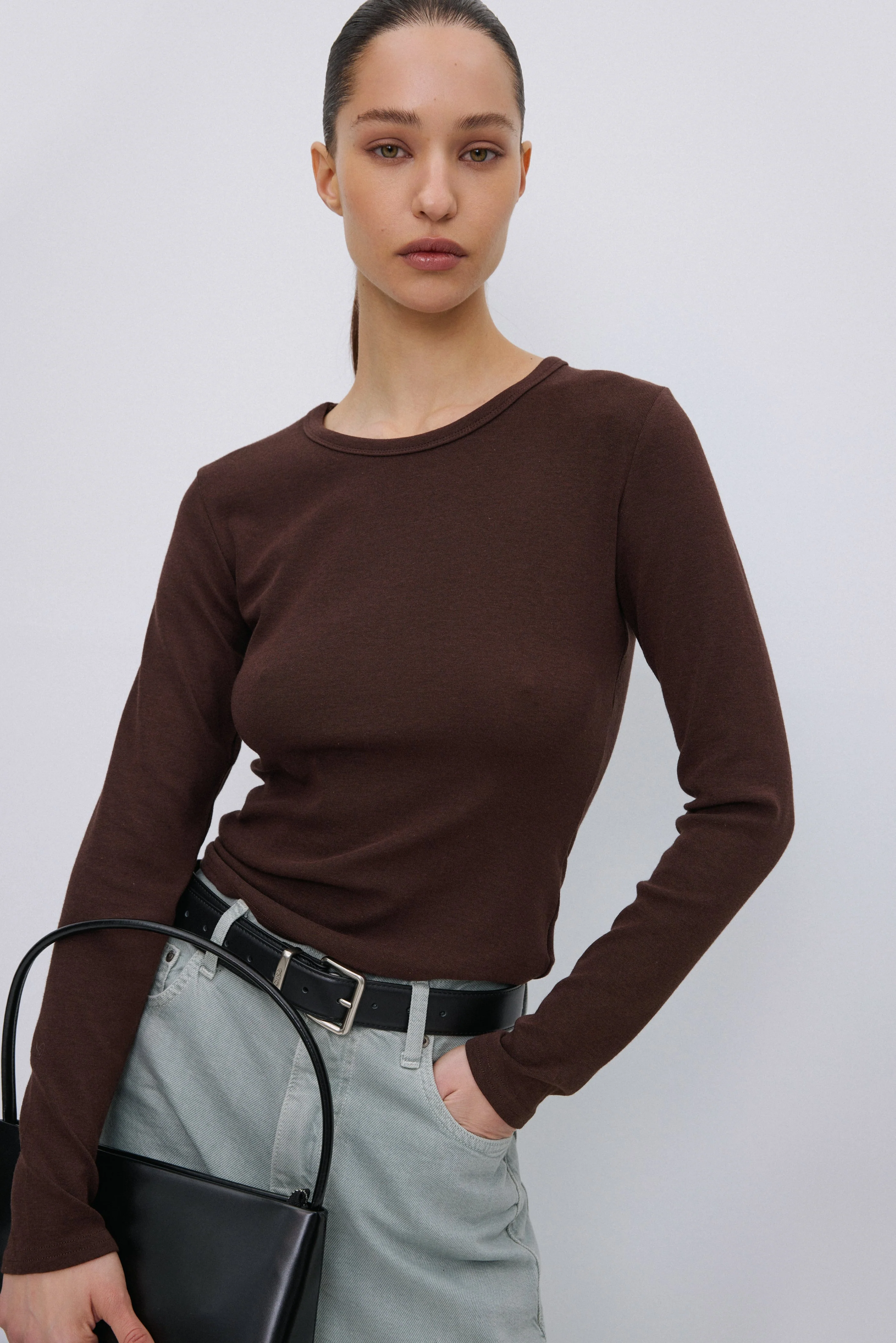 Ciemnobrązowy basicowy longsleeve damski z miękkiej bawełny Estro ER00119656 - Image 3