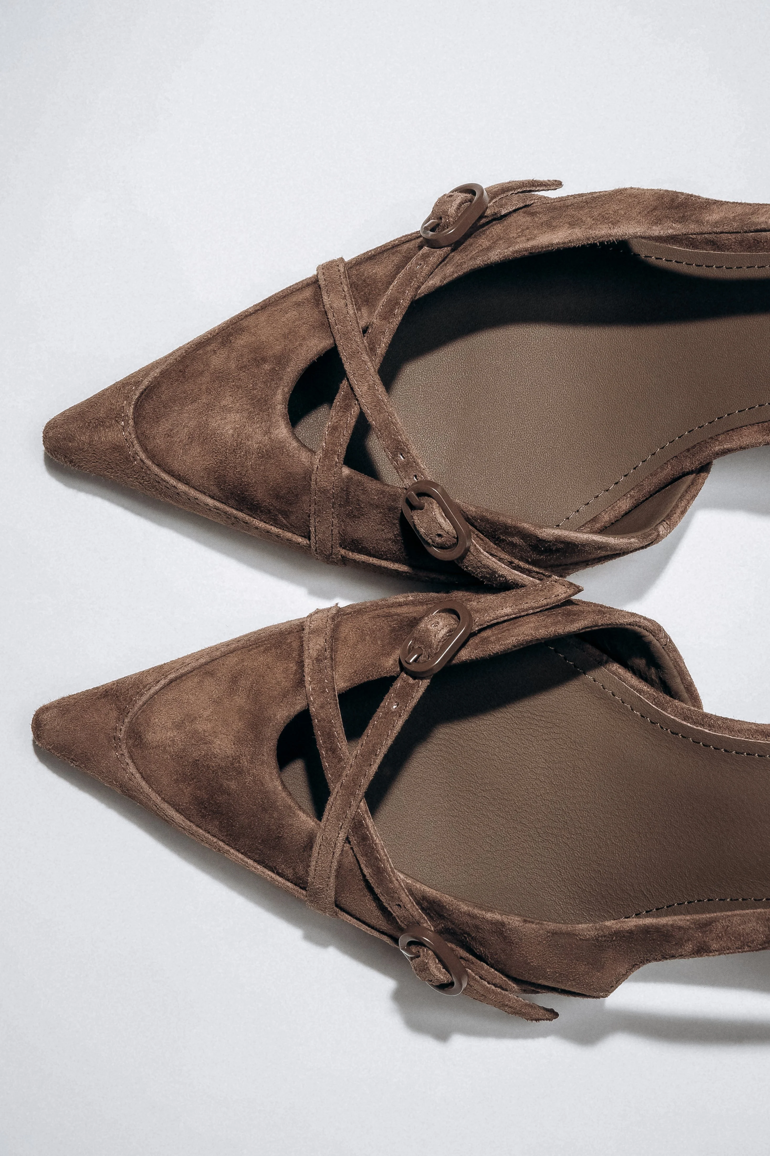 Ciemnobrązowe welurowe czółenka typu slingback na niskim obcasie Estro ER00119043 - Image 7