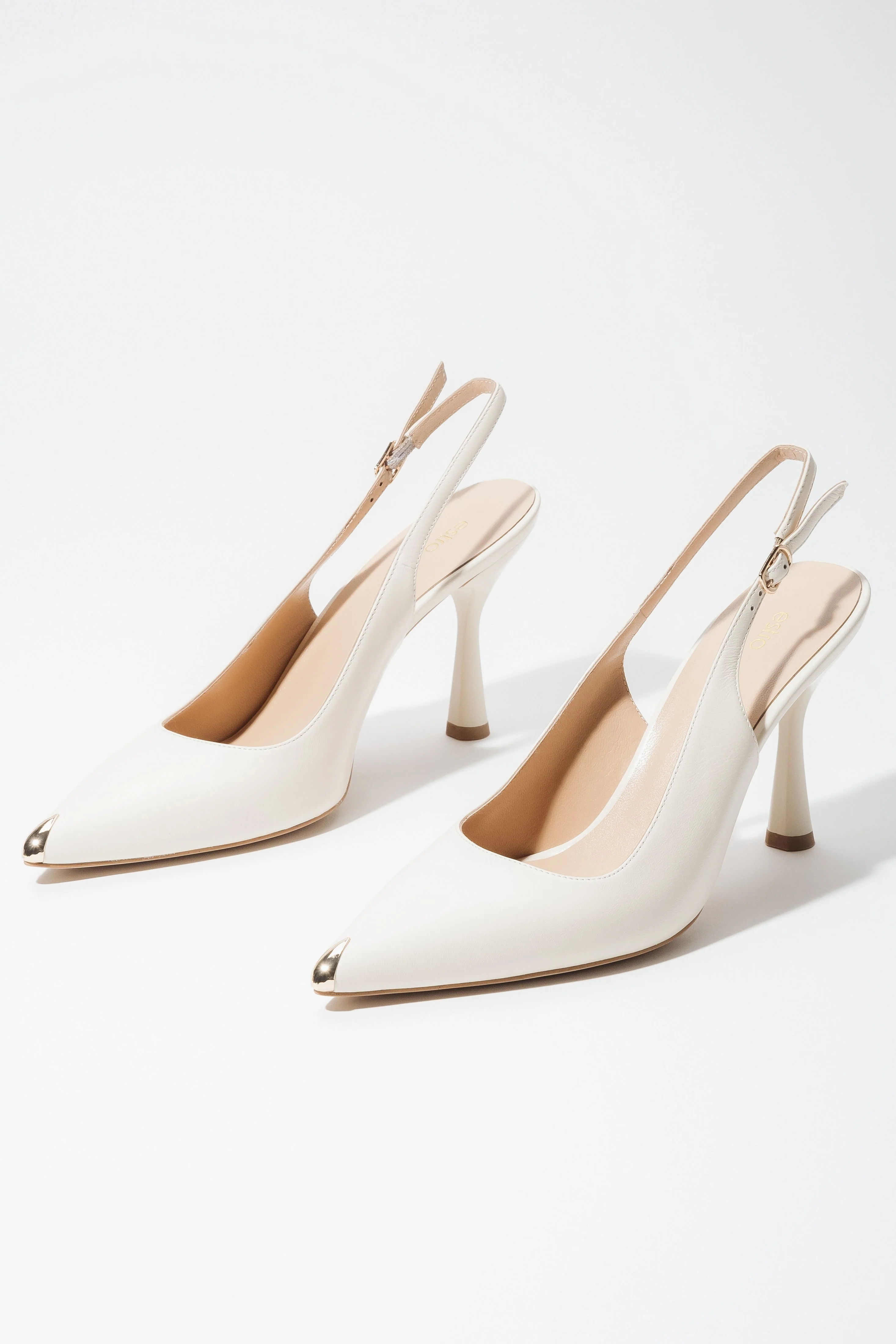 Jasnobeżowe skórzane czółenka damskie typu slingback na obcasie ze złotym czubkiem w szpic Estro ER00119582