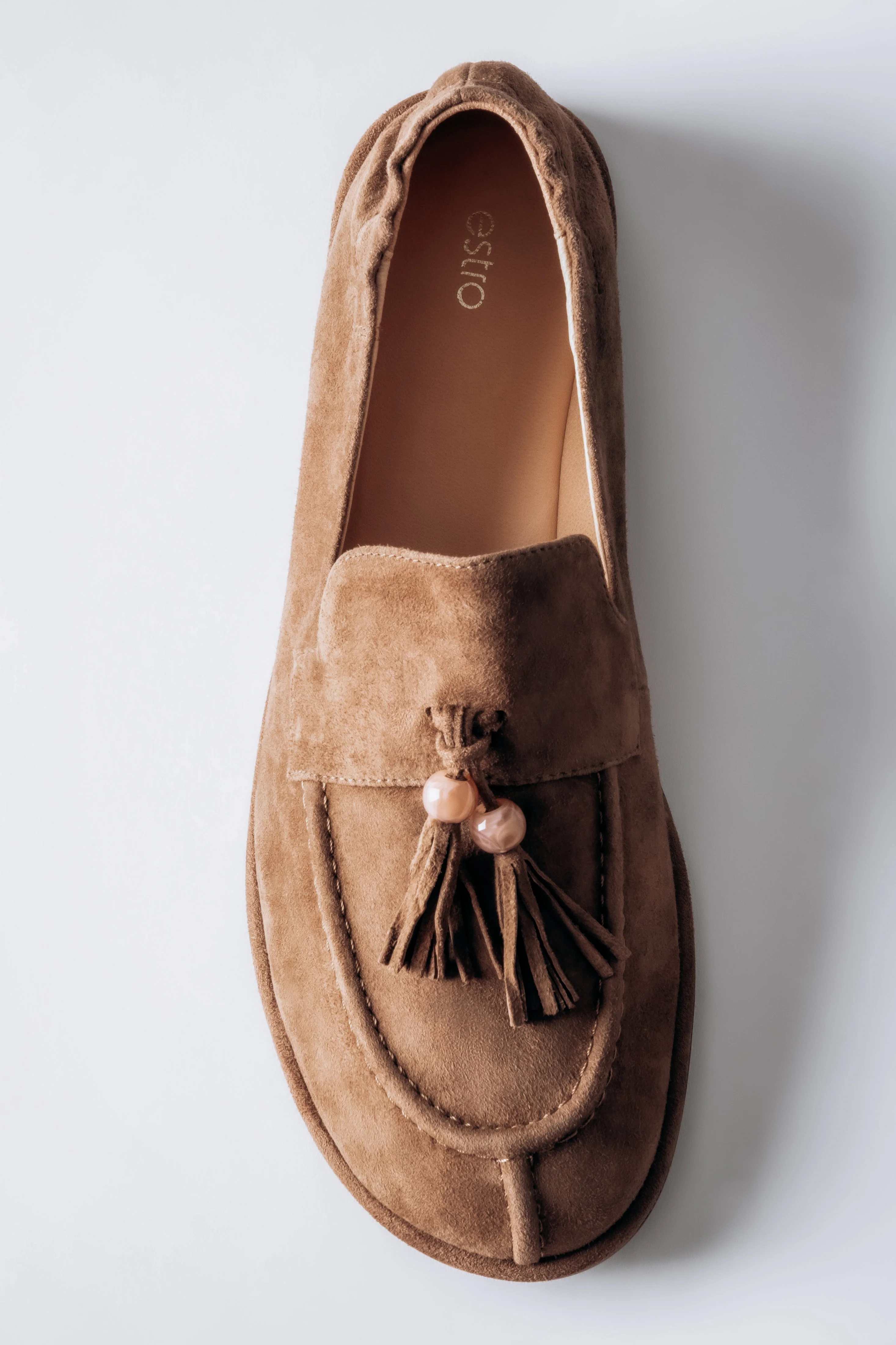 Jasnobrązowe loafersy damskie z ozdobnym chwostem typu barefoot z weluru naturalnego Estro ER00119872