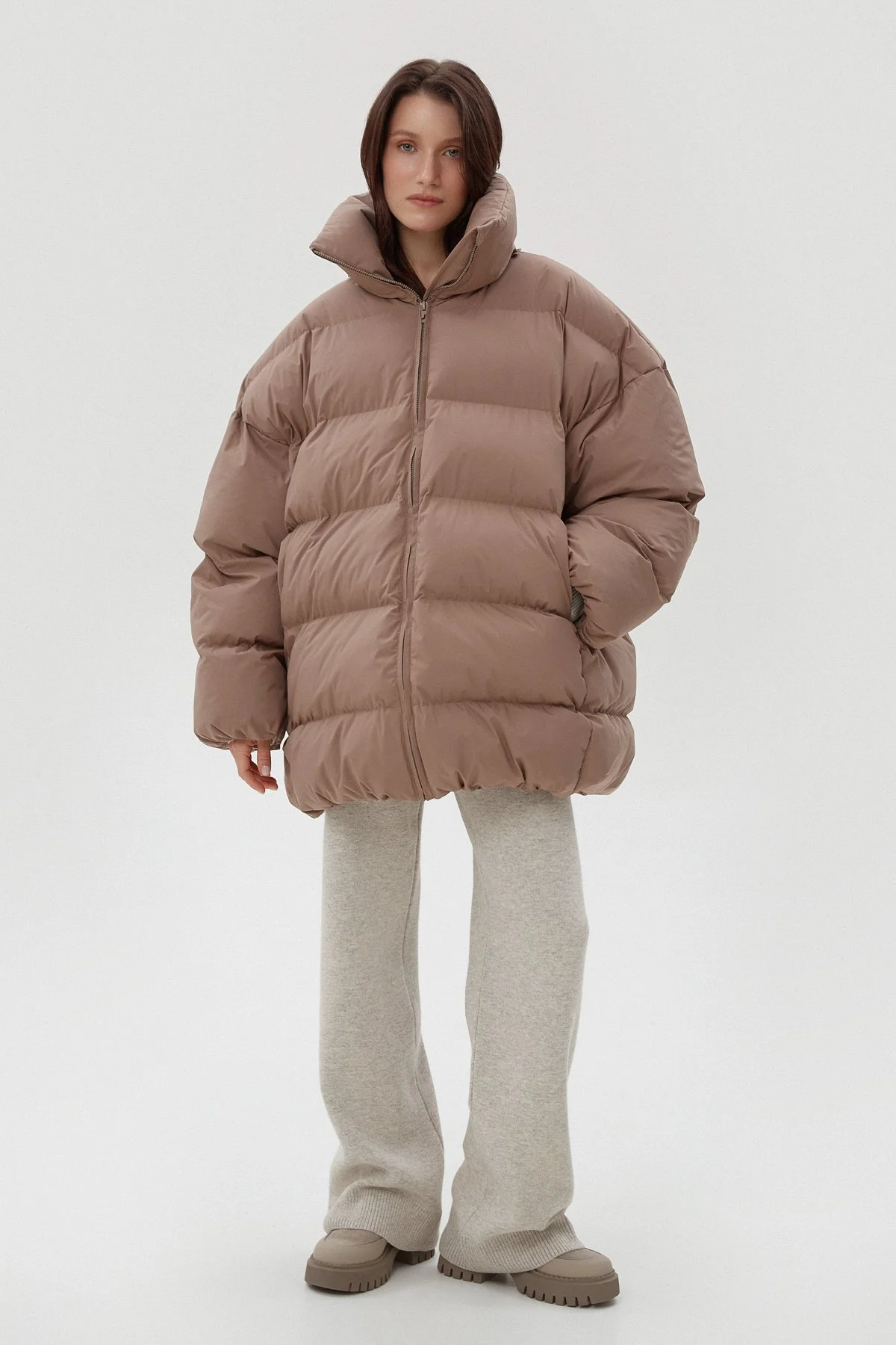 Jasnobrązowa pikowana kurtka damska oversize typu puffer z wysokim kołnierzem Estro ER00113903 - Image 7