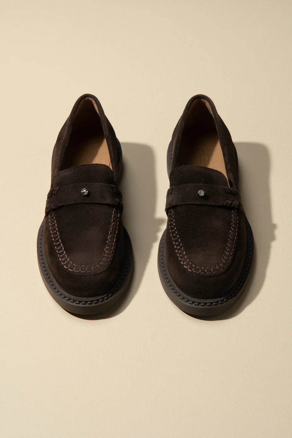 Czekoladowe loafersy damskie typu Penny z włoskiego weluru naturalnego Premium Estro ER00116793 - Image 4