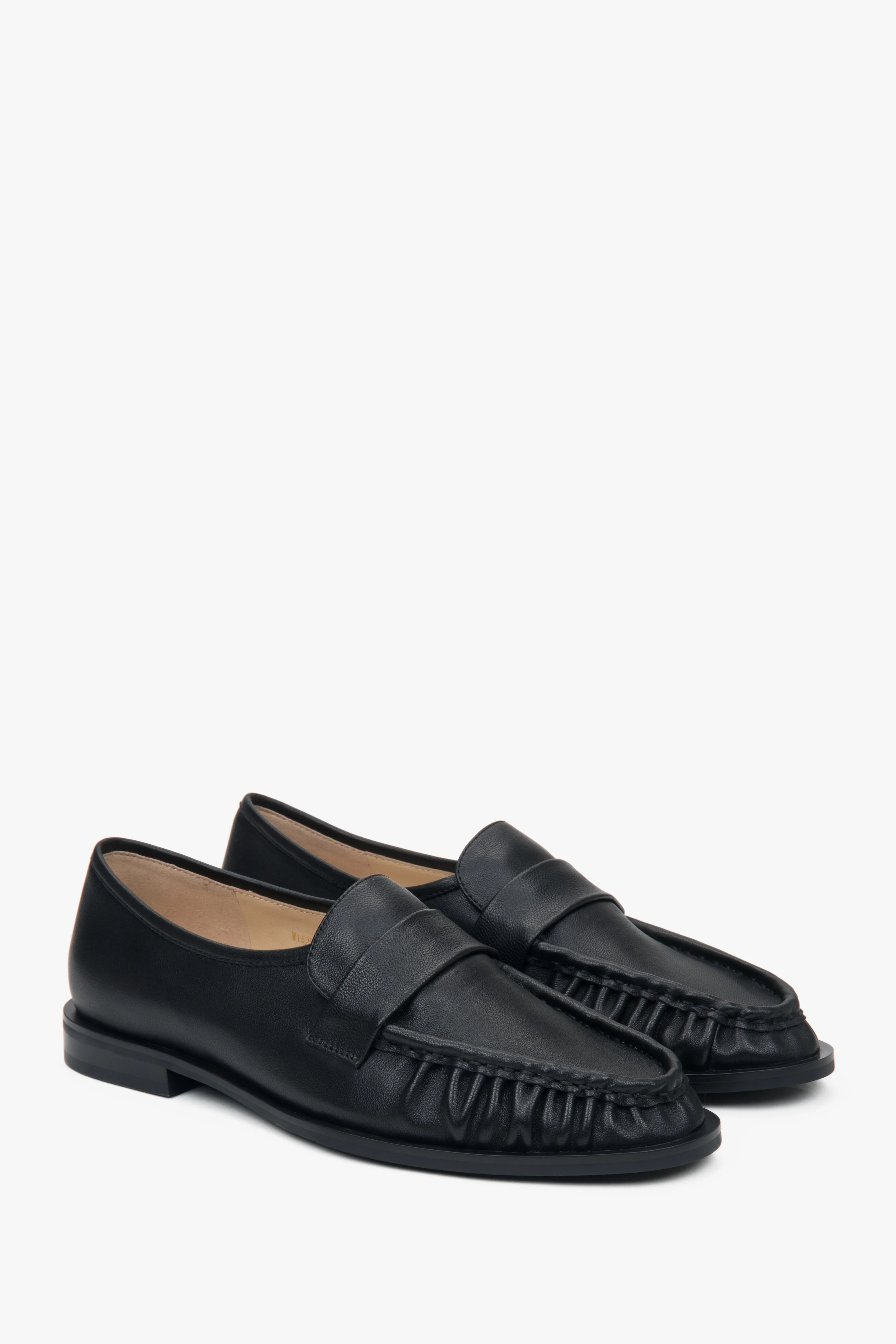 Czarne loafersy damskie ze skóry naturalnej z ozdobnym marszczeniem Estro ER00117193 - Image 2