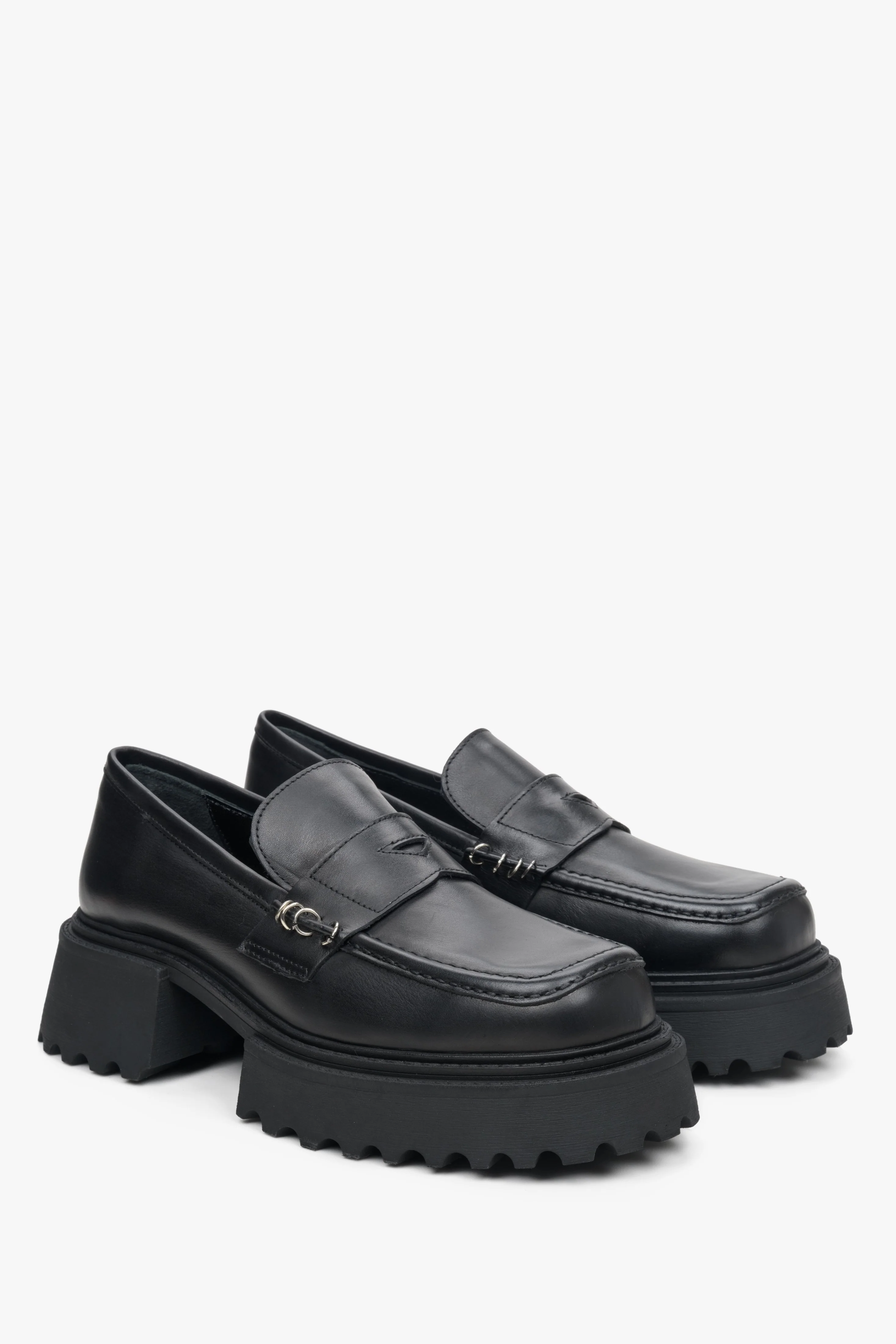 Czarne mokasyny damskie loafersy ze skóry naturalnej ze srebrnymi zdobieniami Estro ER00113788 - Image 2
