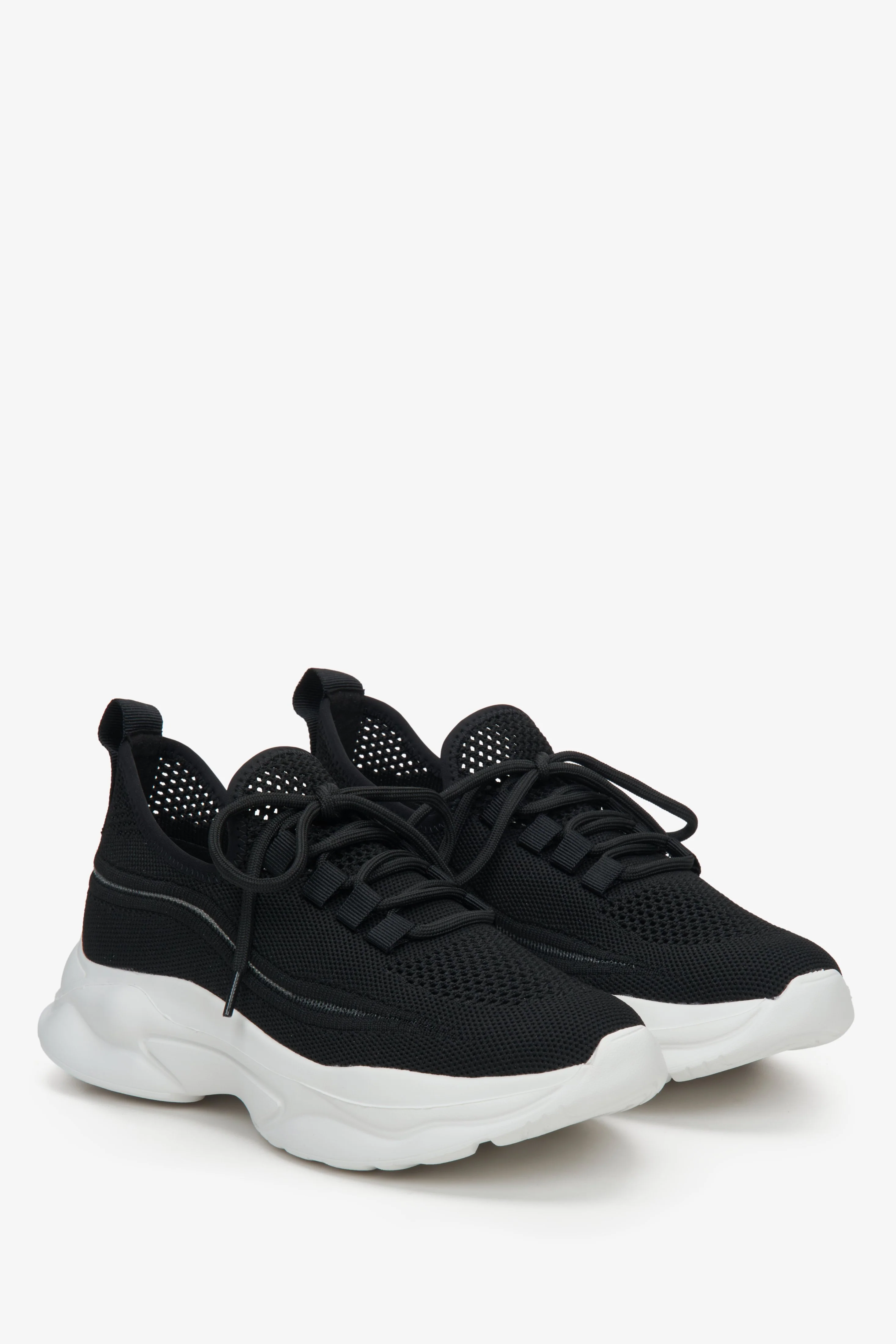 Czarne niskie sneakersy damskie z siateczki na elastycznej podeszwie Estro ER00113219 - Image 2