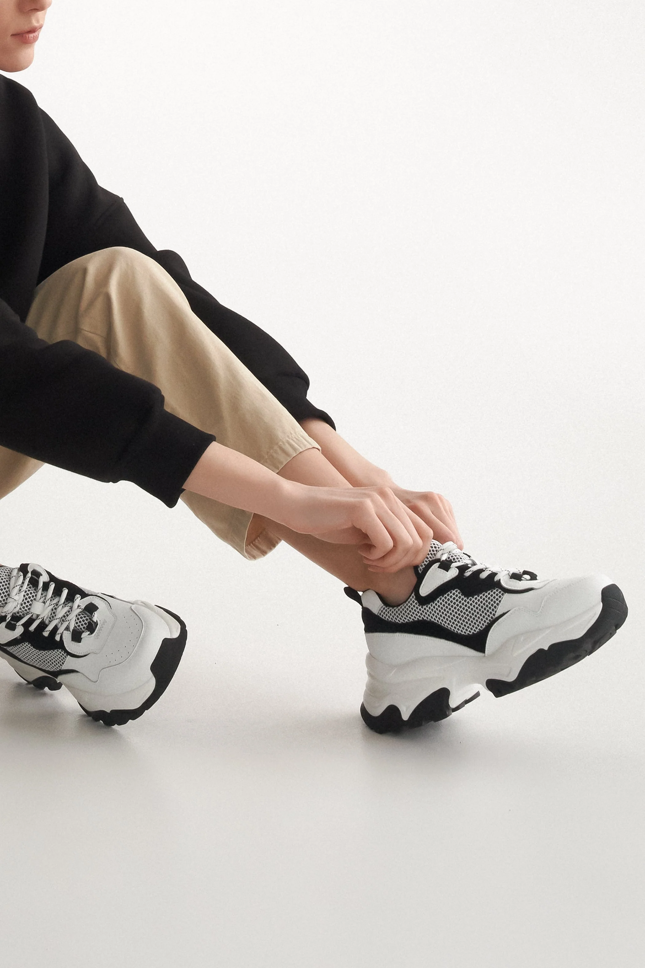Czarno-białe sneakersy damskie ze skóry naturalnej ES 8 ER00112279