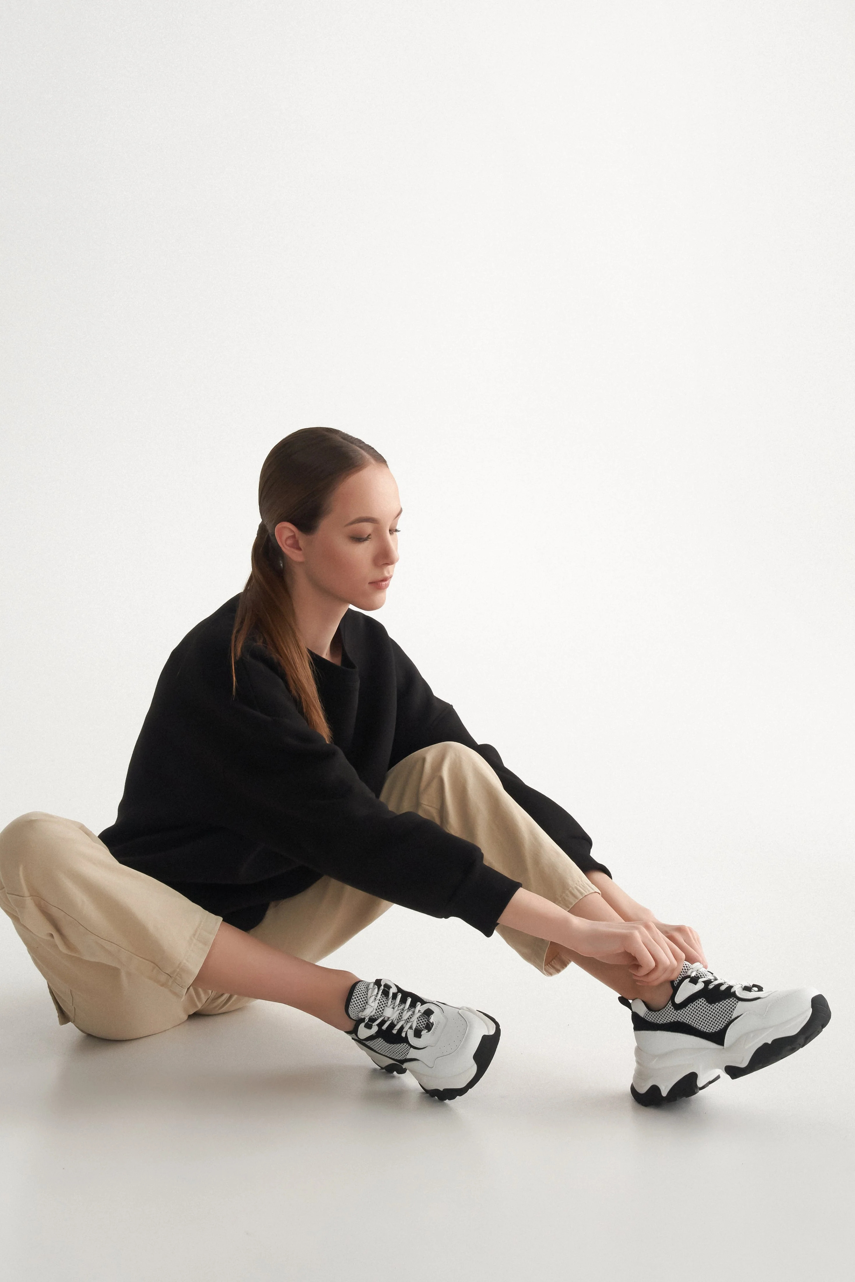 Czarno-białe sneakersy damskie ze skóry naturalnej ES 8 ER00112279 - Image 3