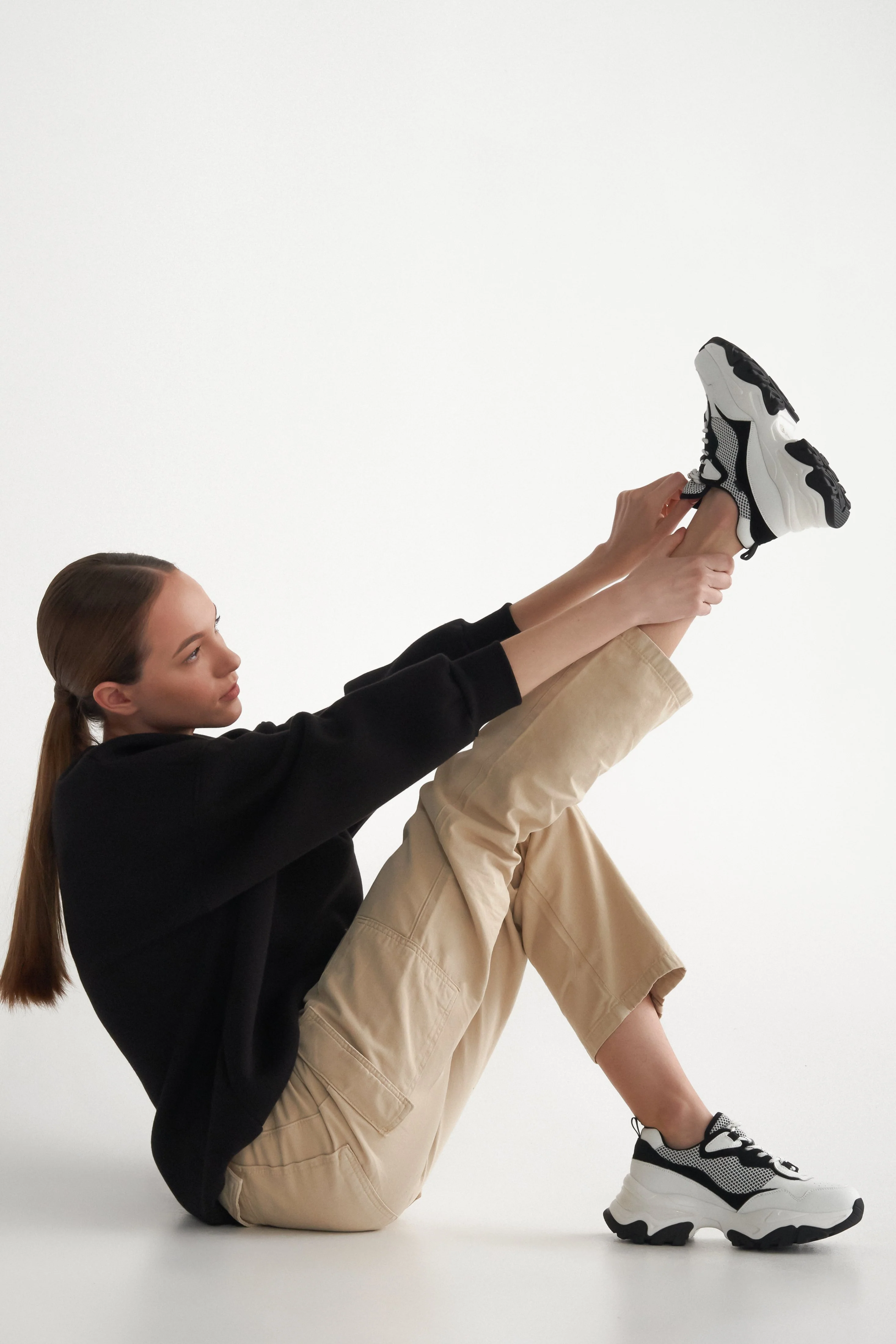 Czarno-białe sneakersy damskie ze skóry naturalnej ES 8 ER00112279 - Image 5