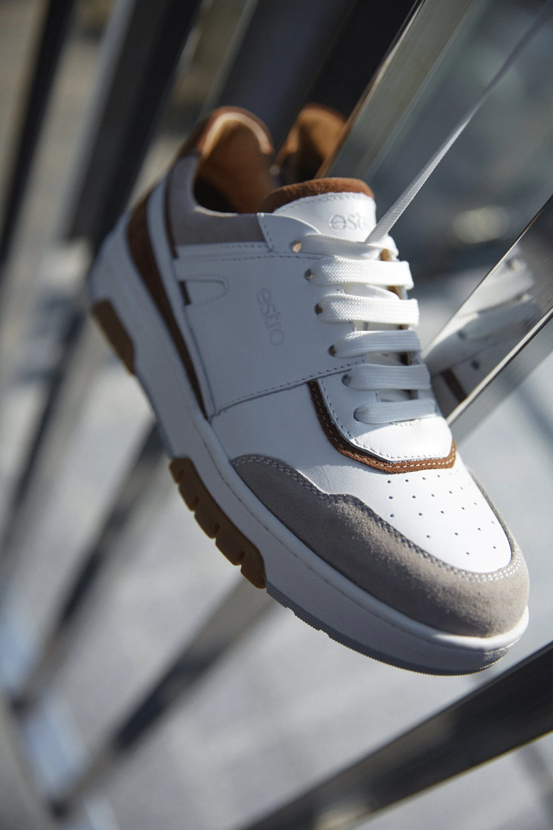Brązowo-białe sneakersy damskie z łączonych materiałów Estro ER00113517 - Image 2