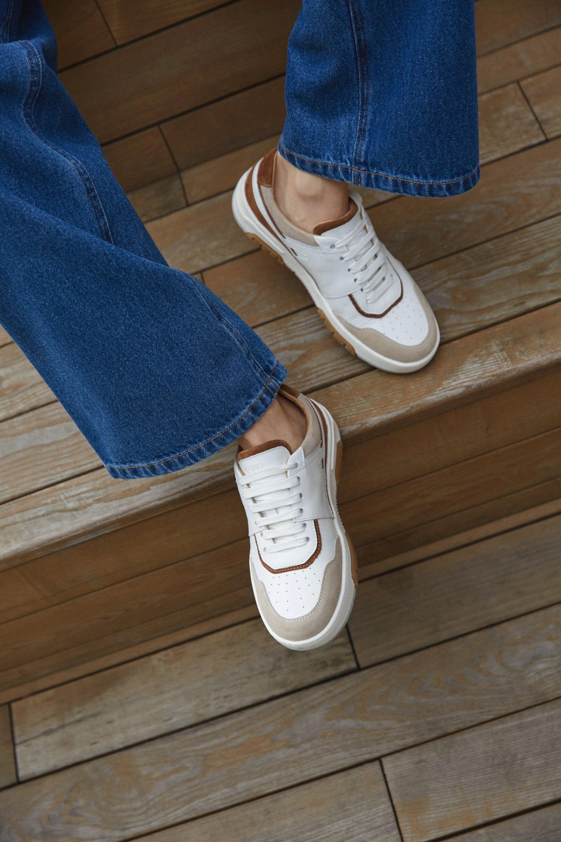 Brązowo-białe sneakersy damskie z łączonych materiałów Estro ER00113517 - Image 4