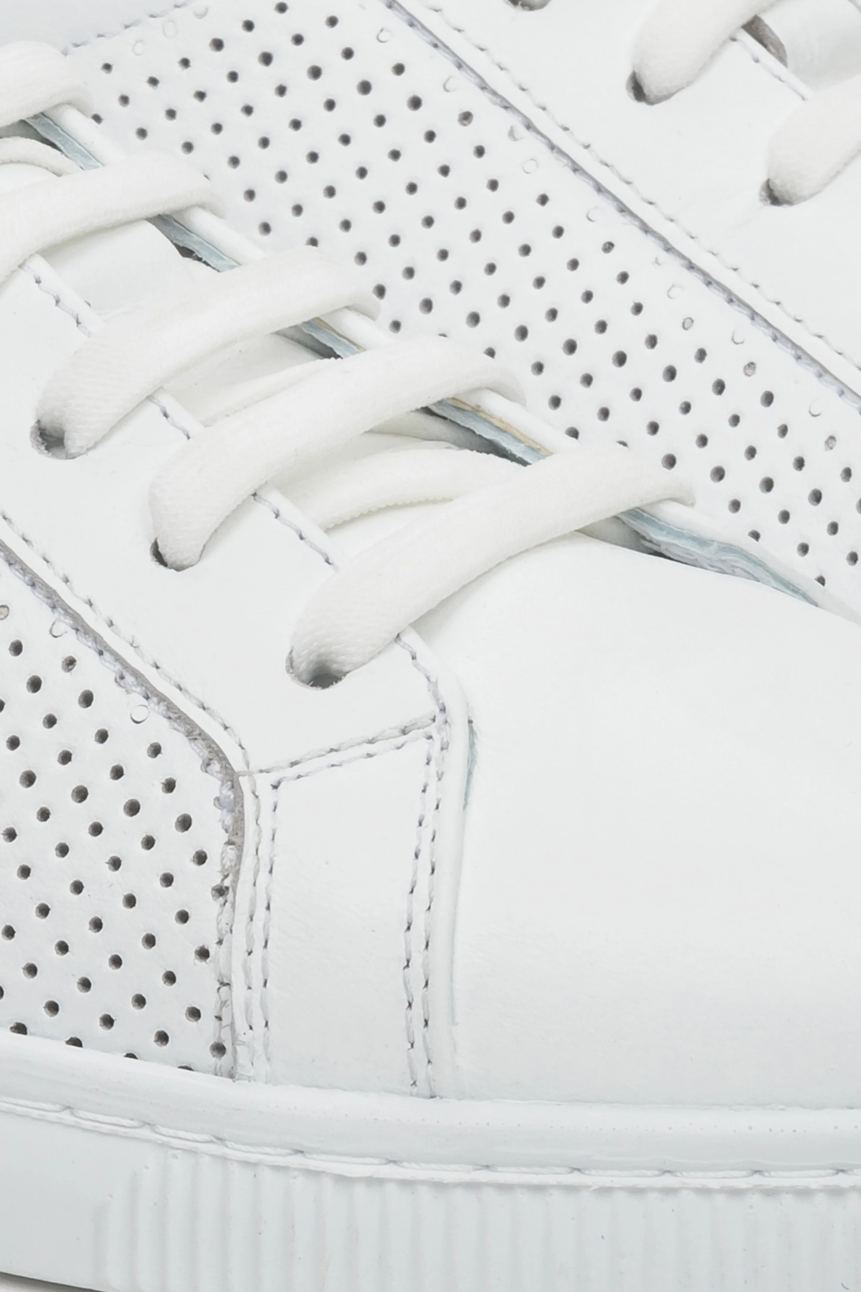 Białe sneakersy damskie z perforacją na lato Estro ER00111467 - Image 6