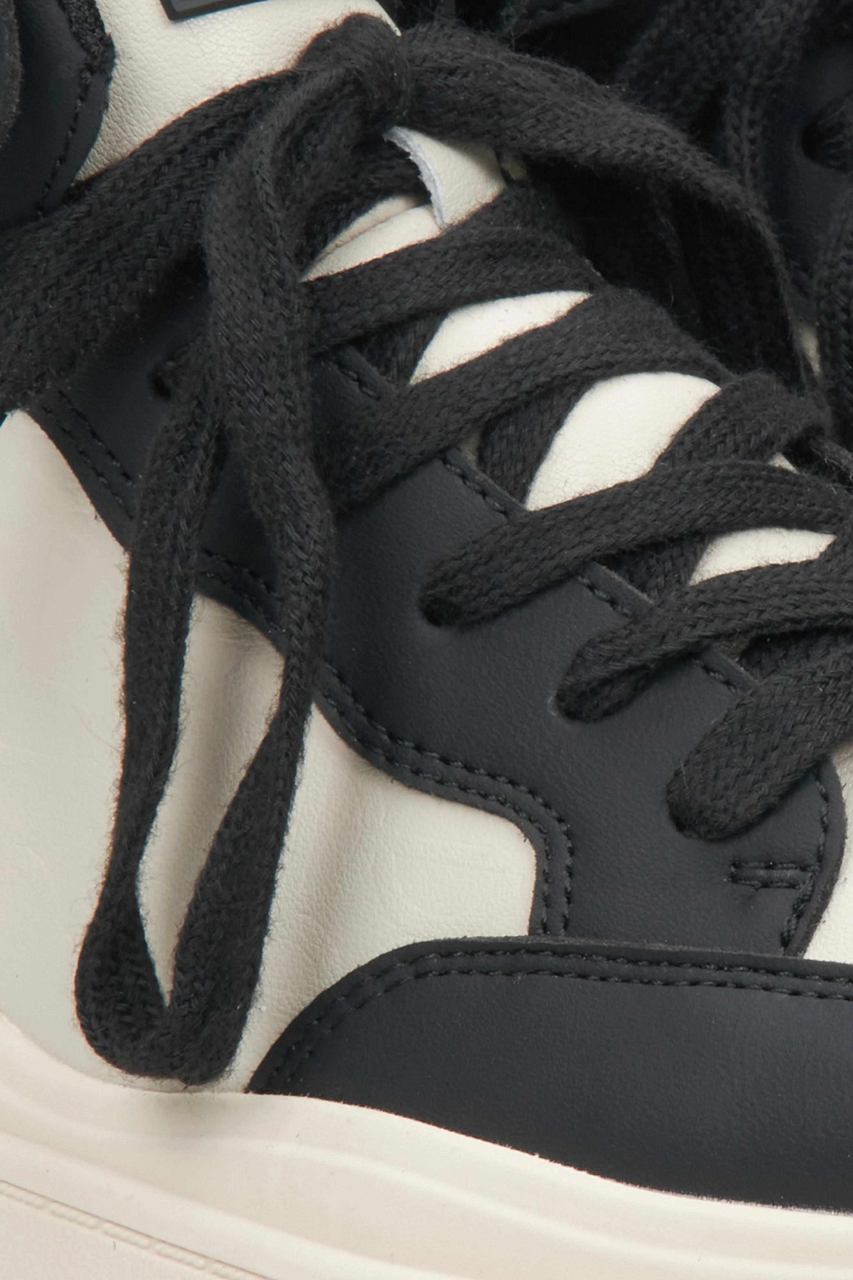 Beżowo-czarne wysokie sneakersy damskie ze skóry Estro ER00114291 - Image 6