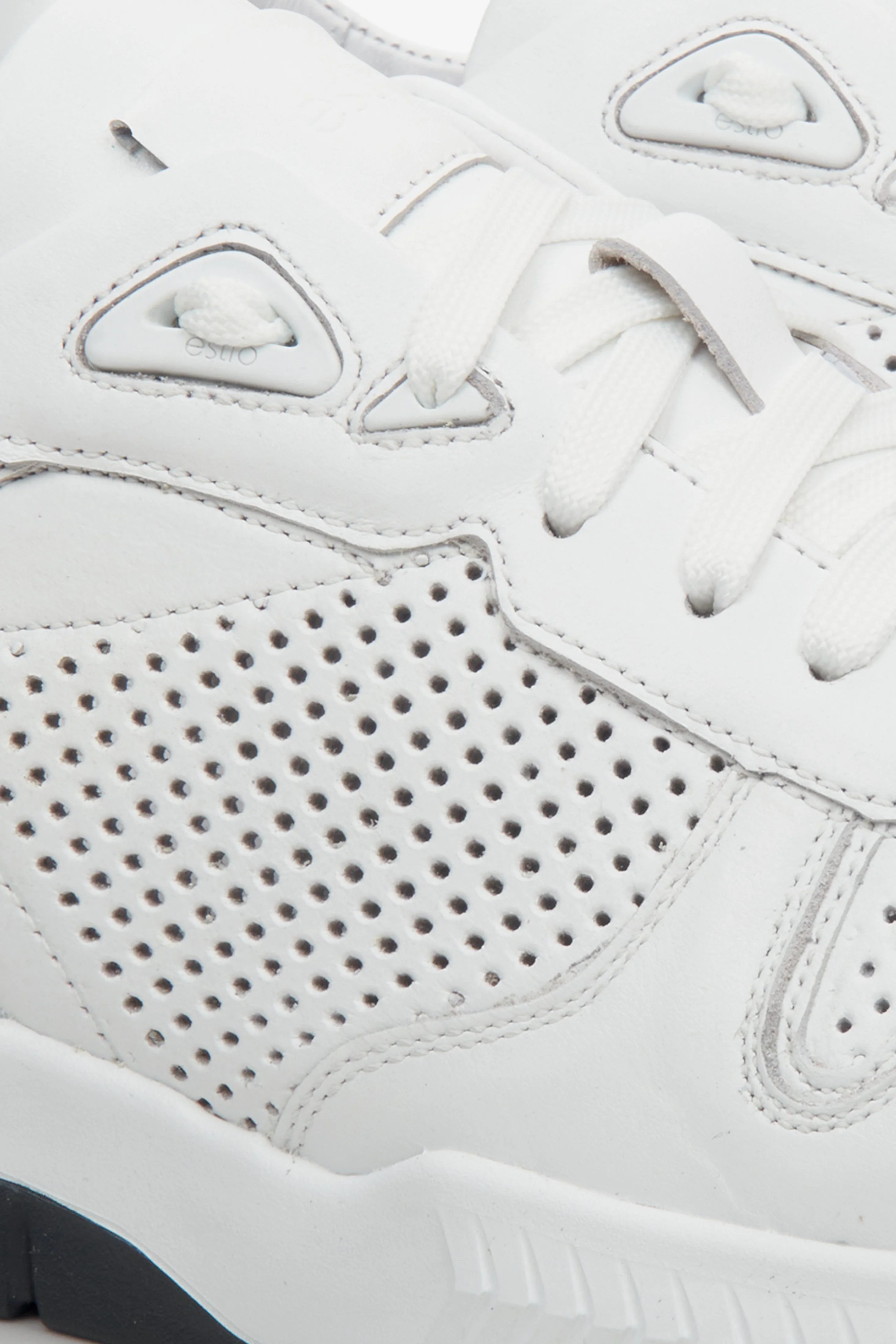 Białe sneakersy męskie ze skóry naturalnej z perforacją Estro ER00112952 - Image 6