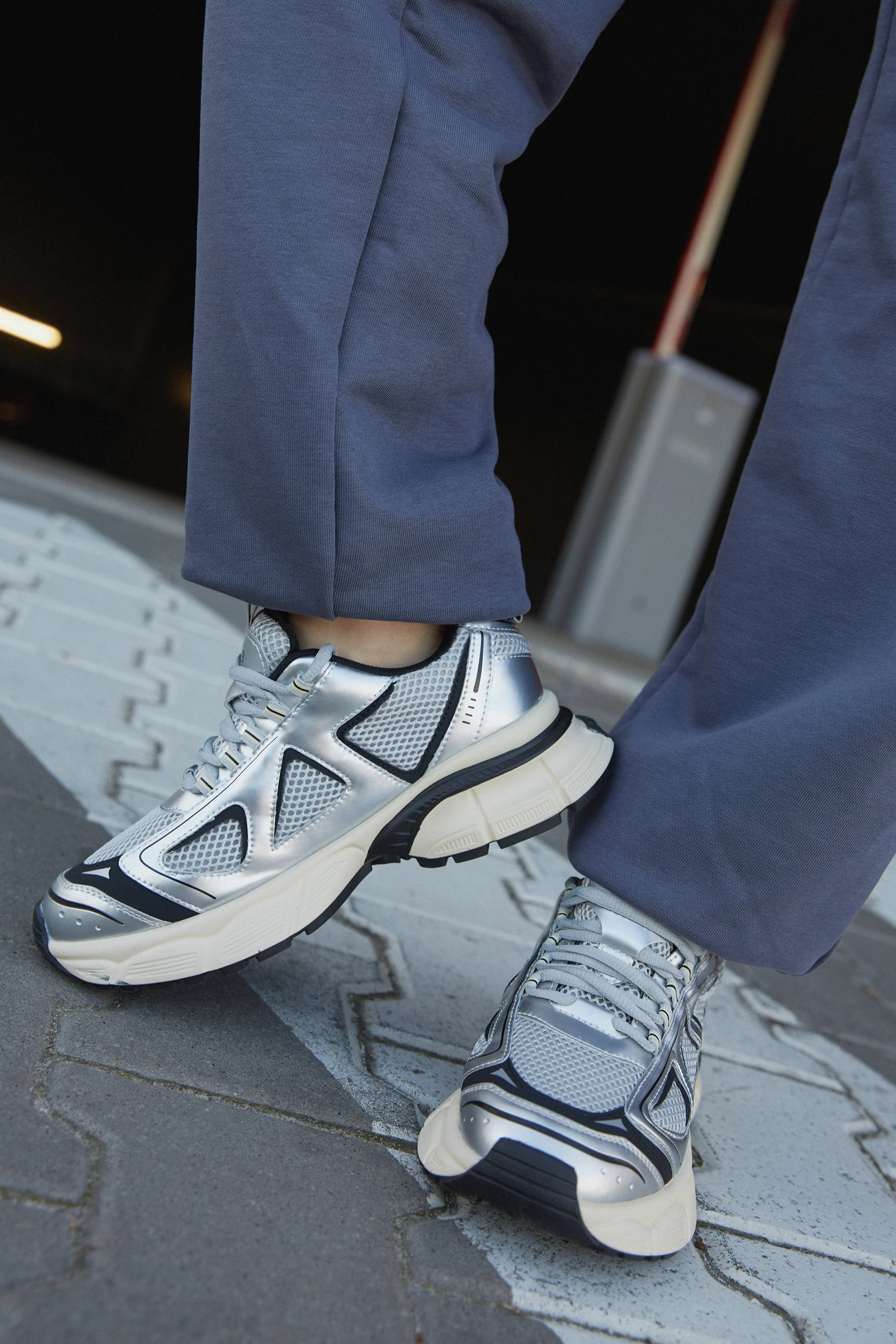 Srebrno-czarne sneakersy damskie na elastycznej platformie ES 8 ER00114598 - Image 3