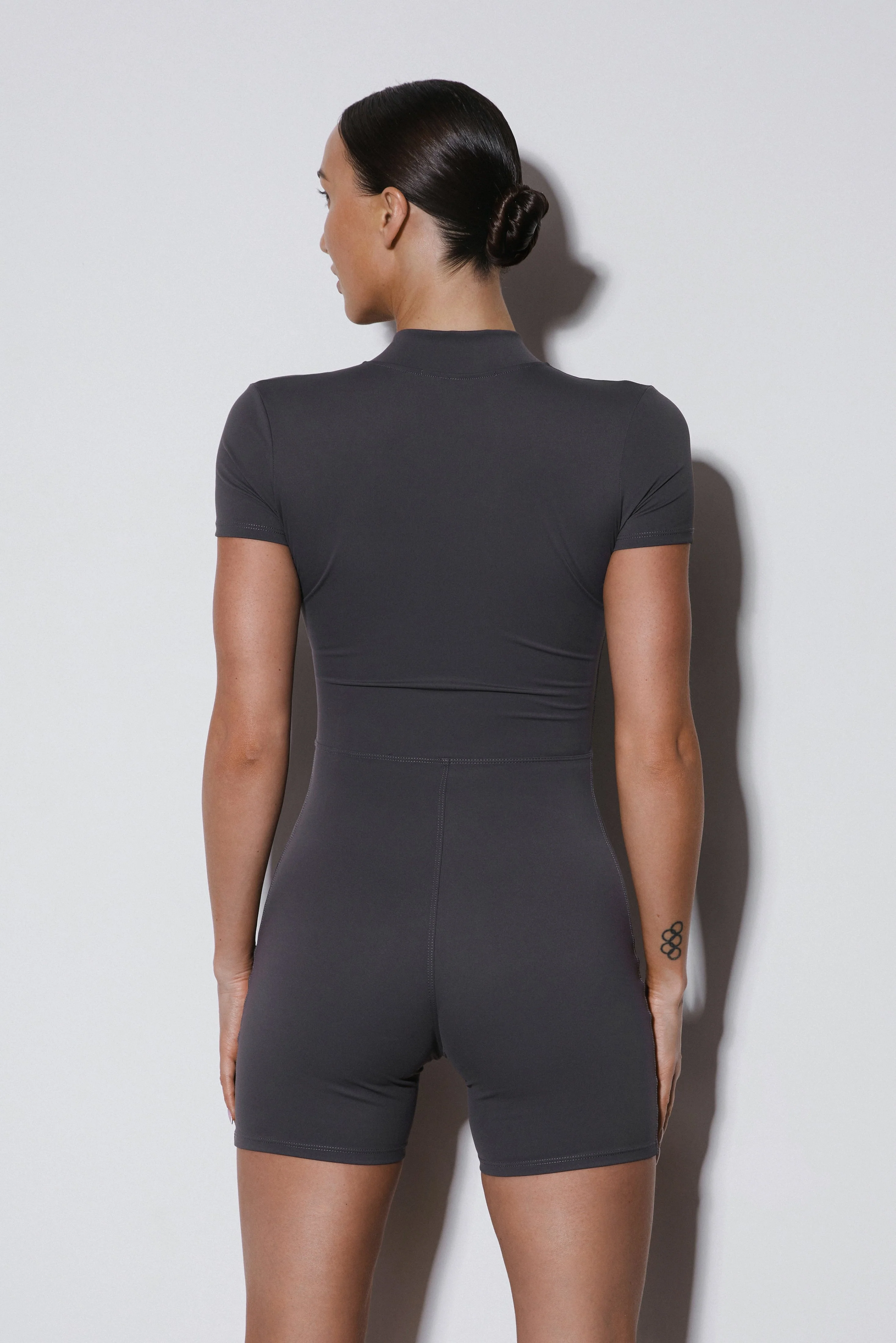 Szary sportowy kombinezon damski slim fit z krótkim rękawem i nogawką Estro ER00119500 - Image 4